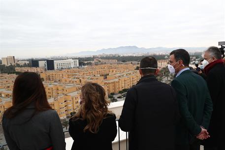 19/01/2022. Visita del presidente al barrio de San Antón de Elche y encuentro con jóvenes sobre vivienda. El presidente del Gobierno, Pedro ...