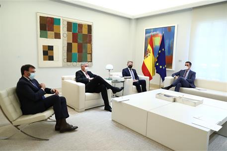 19/04/2022. Pedro Sánchez recibe al nuevo presidente de ANFAC, Wayne Griffiths. El presidente del Gobierno, Pedro Sánchez, durante la reunió...