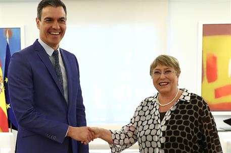19/05/2022. Pedro Sánchez recibe a Michelle Bachelet. El presidente del Gobierno, Pedro Sánchez, saluda a la Alta Comisionada de la ONU para...