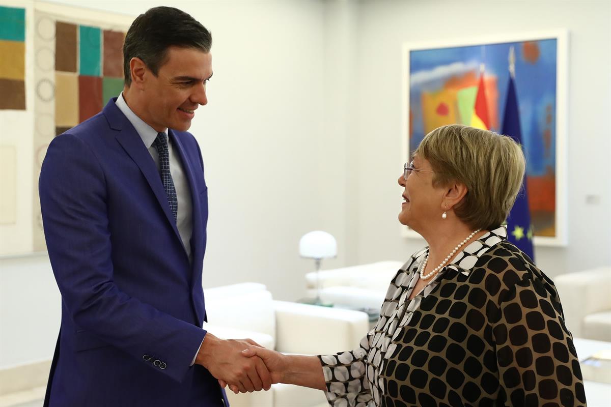 19/05/2022. Pedro Sánchez recibe a Michelle Bachelet. El presidente del Gobierno, Pedro Sánchez, saluda a la Alta Comisionada de la ONU para...