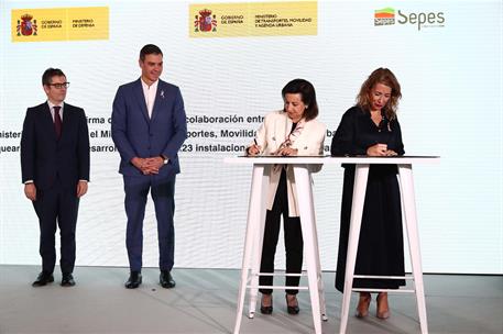 19/10/2022. Pedro S&#225;nchez presenta la Operaci&#243;n Campamento. La ministra de Defensa, Margarita Robles, y la ministra de Transportes, Movilida...