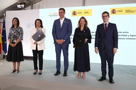 19/10/2022. Pedro Sánchez presenta la Operación Campamento. Foto de familia del presidente del Gobierno, Pedro Sánchez, la ministra de Defen...