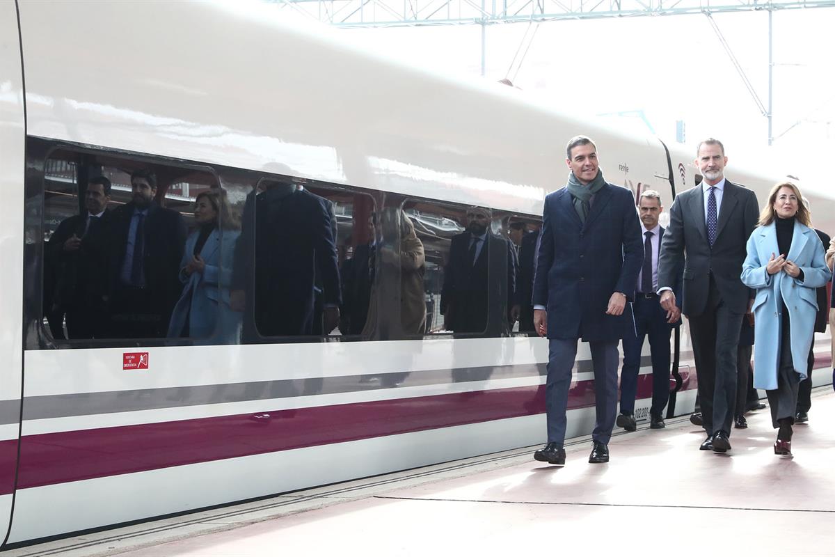 19/12/2022. Pedro Sánchez asiste a la inauguración de la línea de Alta Velocidad Madrid-Murcia. El presidente del Gobierno, Pedro Sánchez, y...