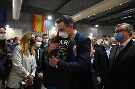 20/04/2022. Sánchez visita el Centro de Atención, Recepción y Derivación de refugiados ucranianos en Málaga. El presidente del Gobierno, Ped...