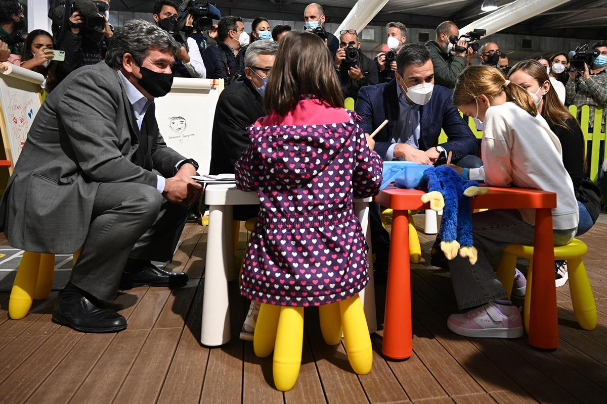 20/04/2022. Sánchez visita el Centro de Atención, Recepción y Derivación de refugiados ucranianos en Málaga. El presidente del Gobierno, Ped...