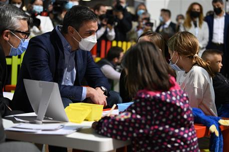 20/04/2022. Sánchez visita el Centro de Atención, Recepción y Derivación de refugiados ucranianos en Málaga. El presidente del Gobierno, Ped...