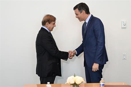 20/09/2022. S&#225;nchez se re&#250;ne en Nueva York con el primer ministro de Pakist&#225;n, Shehbaz Sharif. El presidente del Gobierno, Pedro S&#225;nchez, sa...