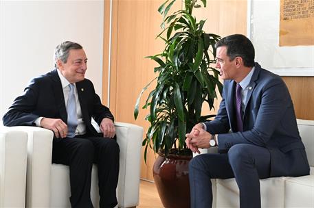 20/10/2022. Pedro Sánchez se reúne con Mario Draghi. El presidente del Gobierno, Pedro Sánchez, se ha reunido con el presidente del Consejo ...