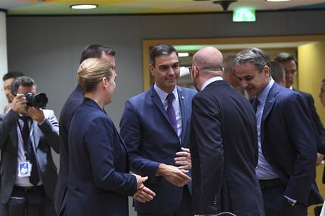 20/10/2022. Pedro Sánchez asiste al Consejo Europeo (primera jornada). El presidente del Gobierno, Pedro Sánchez, charla con varios jefes de...