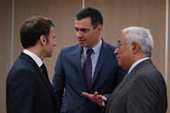 20/10/2022. Pedro Sánchez se reúne con Macron y Costa. El presidente del Gobierno, Pedro Sánchez, charla con el presidente de la República F...