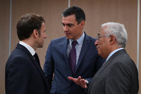 20/10/2022. Pedro Sánchez se reúne con Macron y Costa. El presidente del Gobierno, Pedro Sánchez, charla con el presidente de la República F...