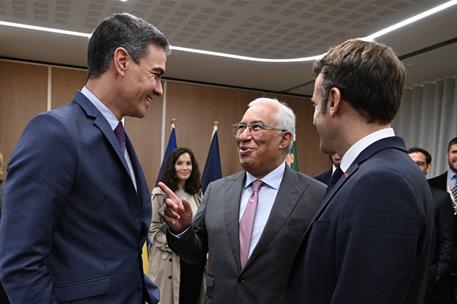 20/10/2022. Pedro Sánchez se reúne con Macron y Costa. El presidente del Gobierno, Pedro Sánchez, charla con el primer ministro de la Repúbl...