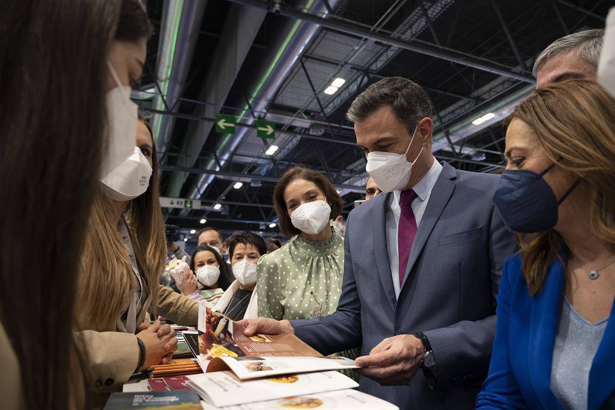 21/01/2022. Pedro Sánchez visita FITUR. El presidente del Gobierno, Pedro Sánchez, y la ministra de Industria, Comercio y Turismo, Reyes Mar...