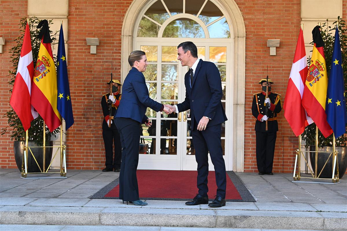 21/02/2022. Pedro Sánchez recibe a la primera ministra de Dinamarca, Mette Frederiksen. El presidente del Gobierno, Pedro Sánchez, saluda a ...