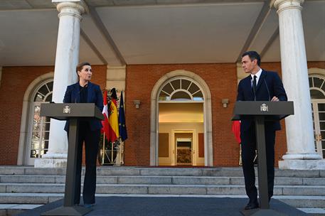 21/02/2022. Pedro Sánchez recibe a la primera ministra de Dinamarca, Mette Frederiksen. El presidente del Gobierno, Pedro Sánchez, y la prim...