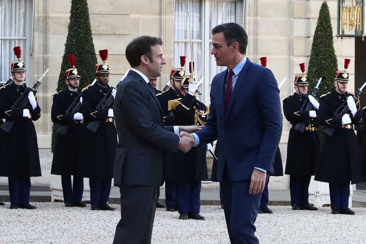 21/03/2022. Pedro Sánchez viaja a Francia. El presidente del Gobierno, Pedro Sánchez, y el presidente de la República Francesa, Emmanuel Mac...