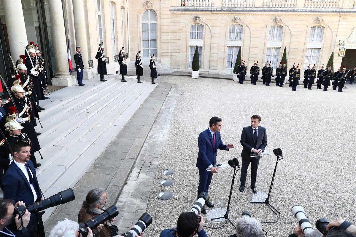 21/03/2022. Pedro Sánchez viaja a Francia. El presidente del Gobierno, Pedro Sánchez, y el presidente de la República Francesa, Emmanuel Mac...