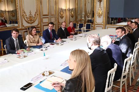 21/03/2022. Pedro Sánchez viaja a Francia. El presidente del Gobierno, Pedro Sánchez, y la vicepresidenta tercera y ministra para la Transic...