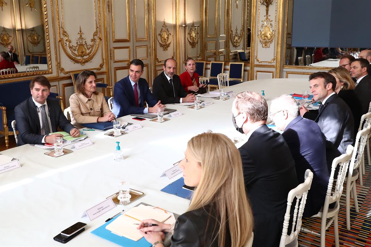 21/03/2022. Pedro Sánchez viaja a Francia. El presidente del Gobierno, Pedro Sánchez, y la vicepresidenta tercera y ministra para la Transic...