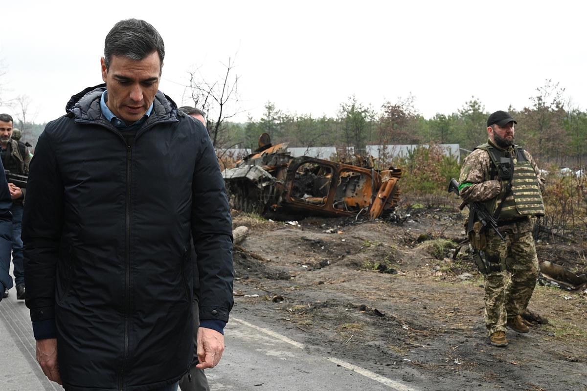 21/04/2022. Viaje del presidente del Gobierno a Ucrania. El presidente del Gobierno, Pedro Sánchez, durante su recorrido por la ciudad de Borodyanka.