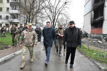 21/04/2022. Viaje del presidente del Gobierno a Ucrania. El presidente del Gobierno, Pedro Sánchez, durante su recorrido por la ciudad de Borodyanka.