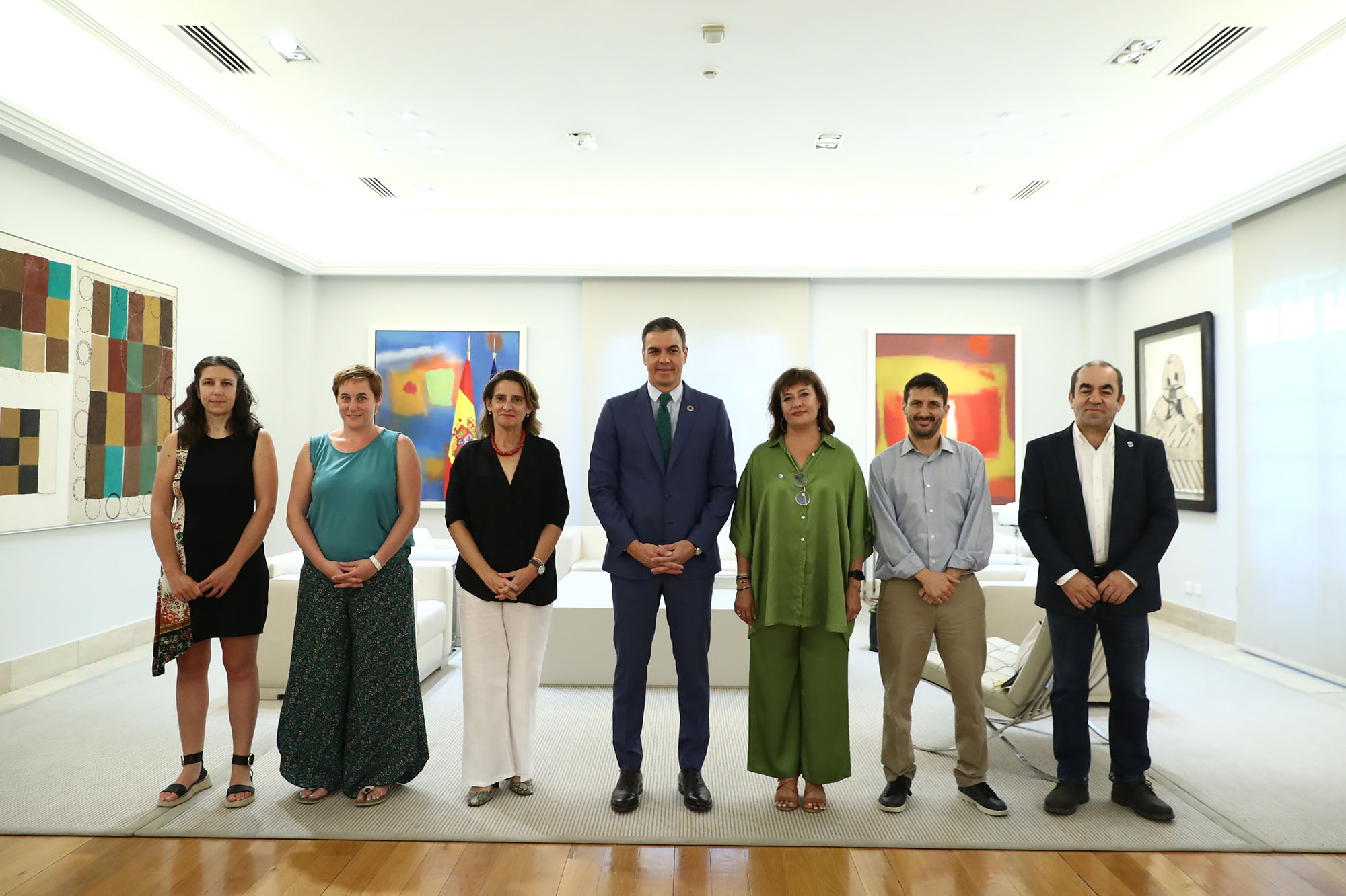 21/07/2022. Pedro Sánchez mantiene un encuentro con representantes de los grupos ecologistas. Foto de familia del encuentro de Pedro Sánchez...
