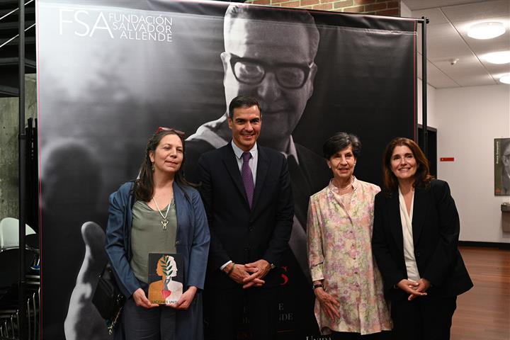 Pedro Sánchez, junto a la senadora Isabel Allende y otras participantes en el homenaje a Salvador Allende.
