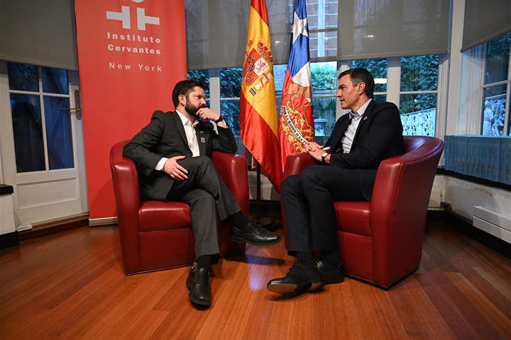 El presidente del Gobierno, Pedro Sánchez, y el presidente de la República de Chile, Gabriel Boric, durante su reunión