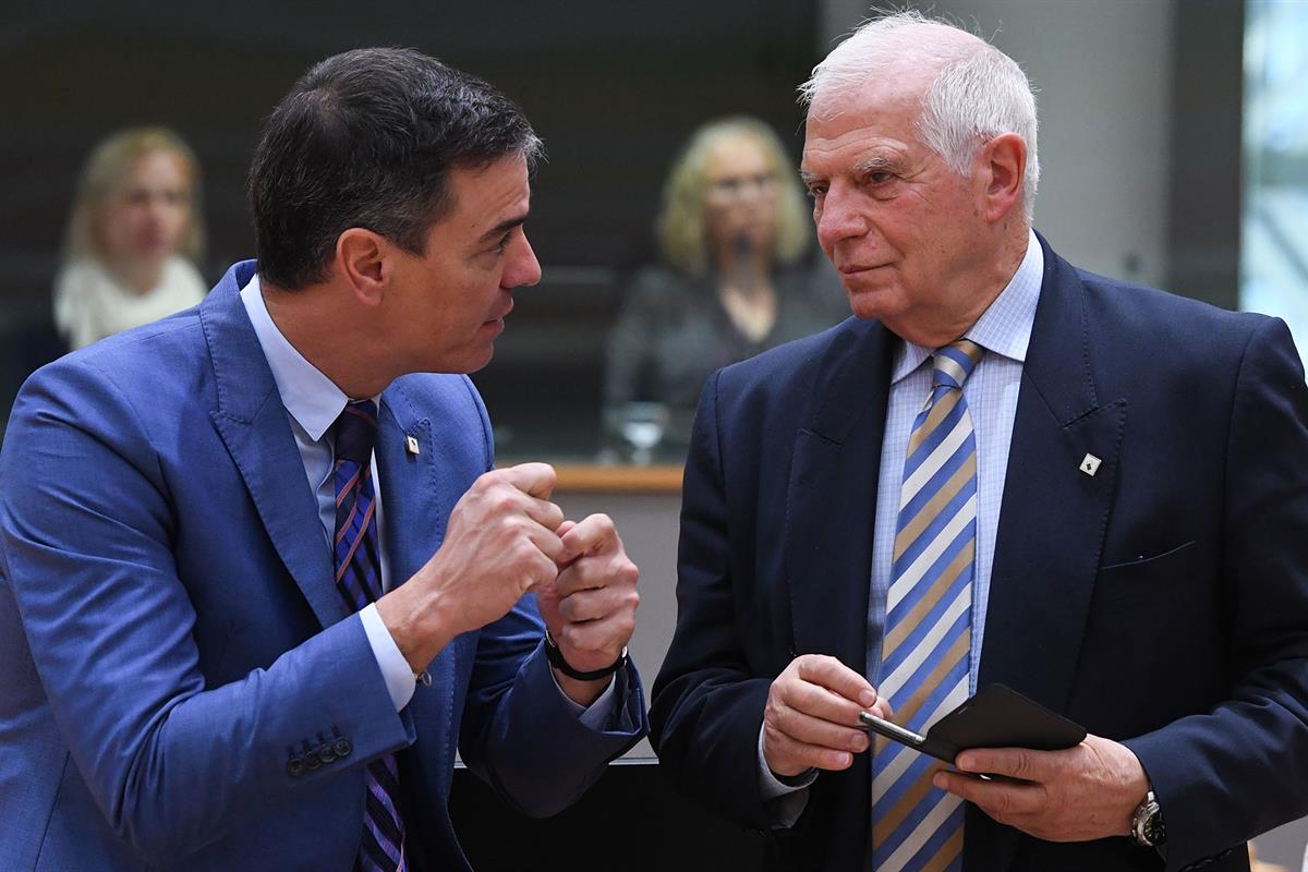 21/10/2022. Pedro Sánchez asiste al Consejo Europeo (segunda jornada). El presidente del Gobierno, Pedro Sánchez, conversa con el Alto Repre...