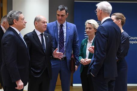 21/10/2022. Pedro S&#225;nchez asiste al Consejo Europeo (segunda jornada). El presidente del Gobierno, Pedro S&#225;nchez, charla con la presidenta d...