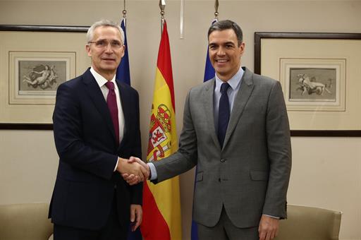 El presidente del Gobierno, Pedro Sánchez, saluda al secretario general de la OTAN, Jens Stoltenberg
