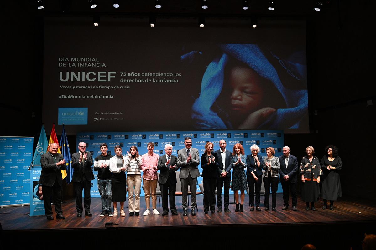 21/11/2022. Pedro Sánchez clausura el acto de Unicef por el Día Mundial de la Infancia. Foto de familia al término de la intervención del pr...