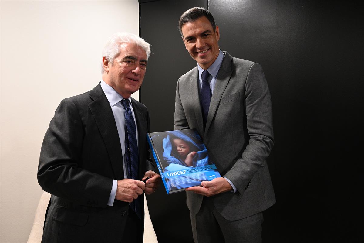 21/11/2022. Pedro Sánchez clausura el acto de Unicef por el Día Mundial de la Infancia. El presidente del Gobierno, Pedro Sánchez, recibe de...
