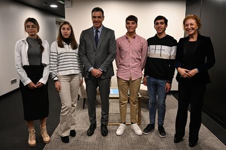 21/11/2022. Pedro Sánchez clausura el acto de Unicef por el Día Mundial de la Infancia. El presidente del Gobierno, Pedro Sánchez, con los j...