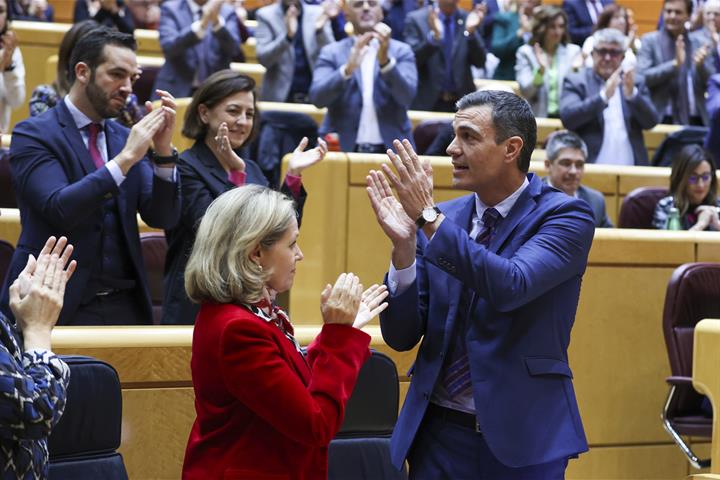 El presidente del Gobierno, Pedro Sánchez, junto a la vicepresidenta Nadia Calviño, tras su intervención