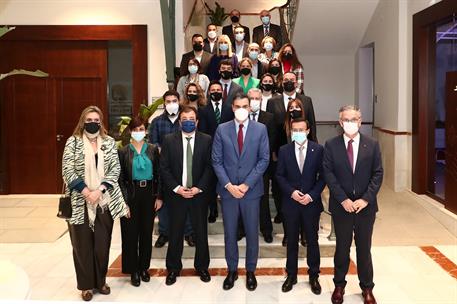 22/02/2022. Sánchez visita las localidades de Villanueva de la Serena y Don Benito. Foto de familia del presidente del Gobierno, Pedro Sánch...