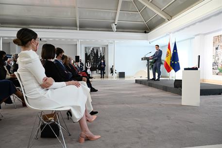 22/02/2022. Sánchez entrega la Gran Cruz de la Orden Civil de Alfonso X el Sabio a Joan Manuel Serrat. El presidente del Gobierno, Pedro Sán...