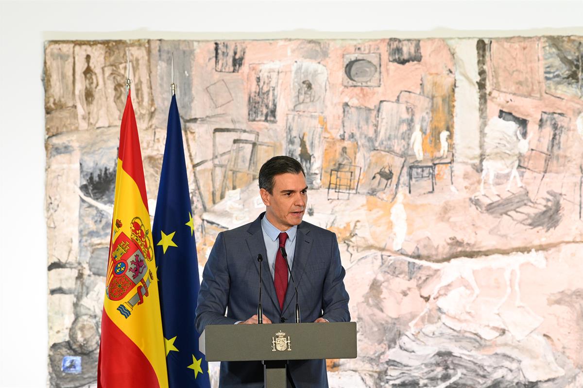 22/02/2022. Sánchez entrega la Gran Cruz de la Orden Civil de Alfonso X el Sabio a Joan Manuel Serrat. El presidente del Gobierno, Pedro Sán...