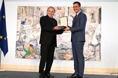 El presidente del Gobierno, Pedro Sánchez, entrega la Gran Cruz de la Orden Civil de Alfonso X el Sabio a Joan Manuel Serrat