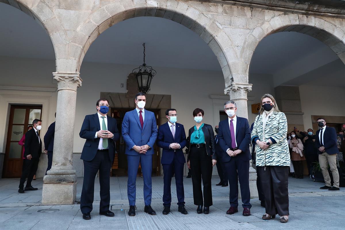 22/02/2022. Pedro Sánchez visita las localidades de Villanueva de la Serena y Don Benito. El presidente del Gobierno, Pedro Sánchez, acompañ...