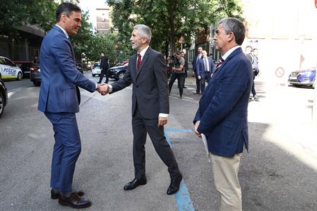 22/07/2022. Pedro S&#225;nchez visita el Centro Nacional de Seguimiento y Coordinaci&#243;n de Emergencias (CENEM). Pedro S&#225;nchez saluda al ministro d...