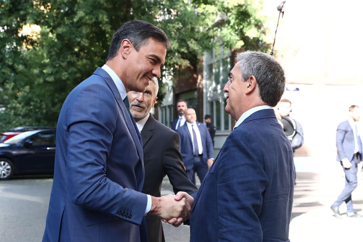 22/07/2022. Pedro Sánchez visita el Centro Nacional de Seguimiento y Coordinación de Emergencias (CENEM). Pedro Sánchez saluda al director g...