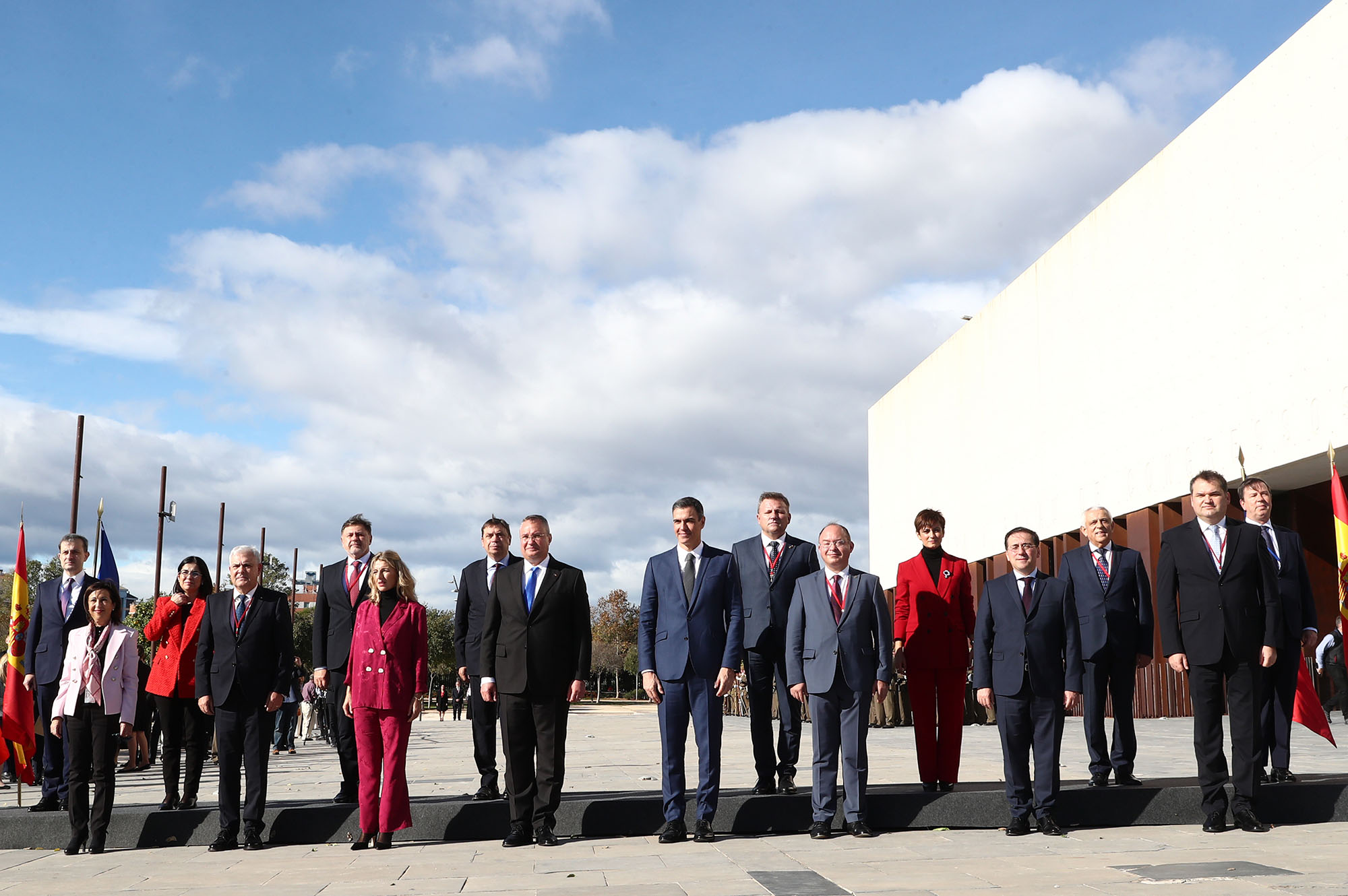 Foto de familia de los miembros de los Gobiernos español y rumano participantes en la cumbre