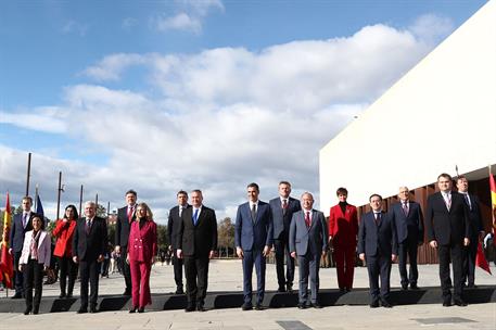 23/11/2022. Pedro Sánchez asiste a la I Cumbre hispano-rumana. Foto de familia de los miembros de los Gobiernos español y rumano participant...