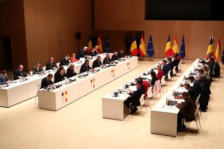 23/11/2022. Pedro Sánchez asiste a la I Cumbre hispano-rumana. Sesión de trabajo de las delegaciones española y rumana.