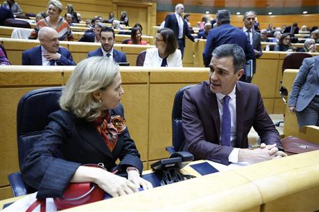 22/11/2022. El presidente del Gobierno comparece ante el Pleno del Senado. El presidente del Gobierno, Pedro Sánchez, conversa con la vicepr...