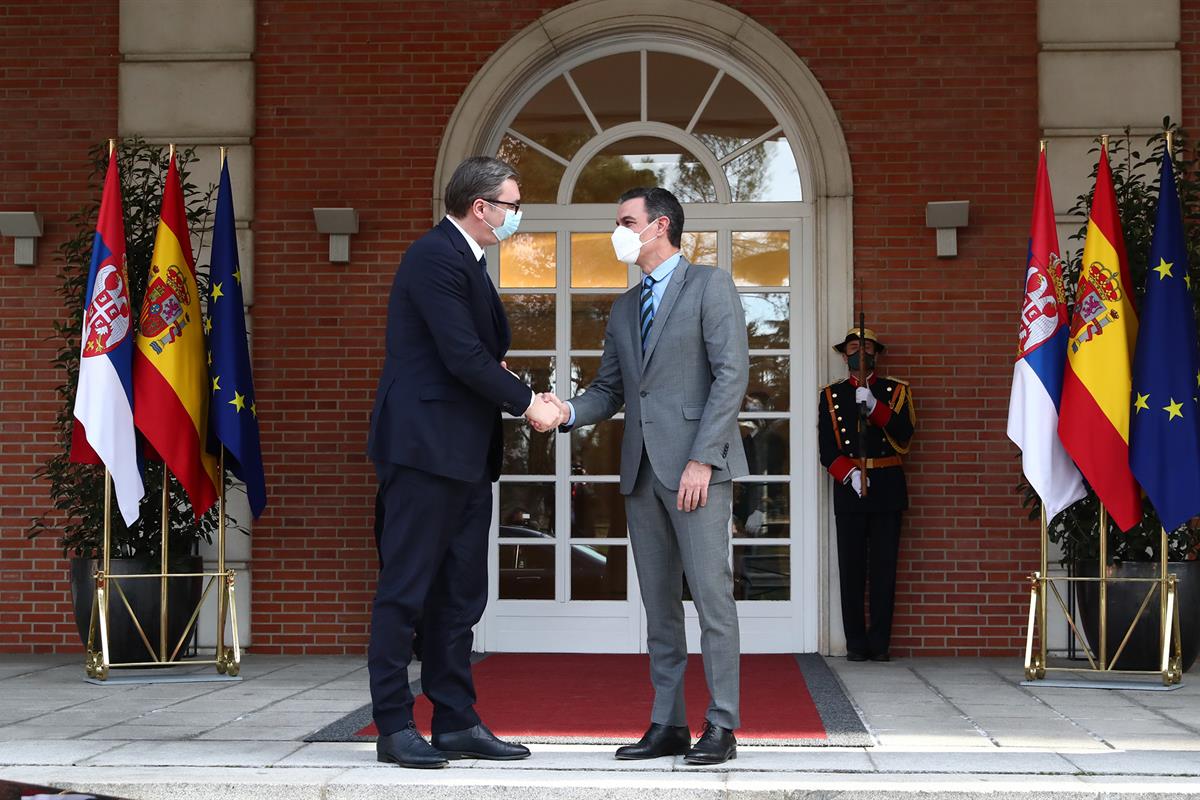 23/02/2022. Pedro Sánchez recibe al presidente de Serbia, Aleksandar Vučić. El presidente del Gobierno, Pedro Sánchez, saluda al presidente ...