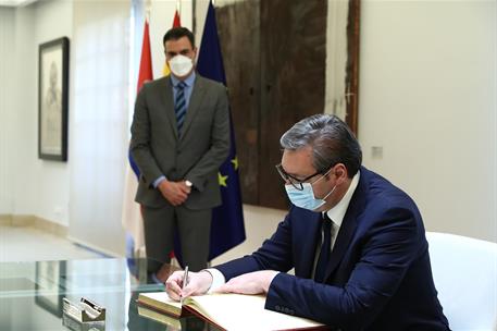23/02/2022. Pedro Sánchez recibe al presidente de Serbia, Aleksandar Vučić. El presidente de la República de Serbia, Aleksandar Vučić, firma...