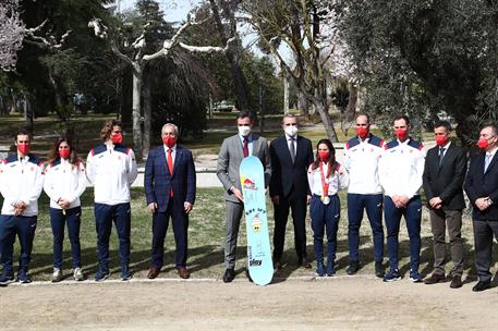 23/02/2022. Sánchez recibe a los representantes de España en los Juegos Olímpicos de Pekín. El presidente del Gobierno, Pedro Sánchez, junto...