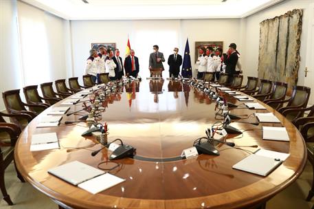 23/02/2022. Sánchez recibea los representantes de España en los Juegos Olímpicos de Pekín. El presidente del Gobierno, Pedro Sánchez, enseña...